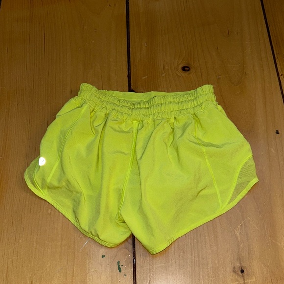 Lululemon 2.5 inch low rise hotty hot shorts - Picture 2 of 3